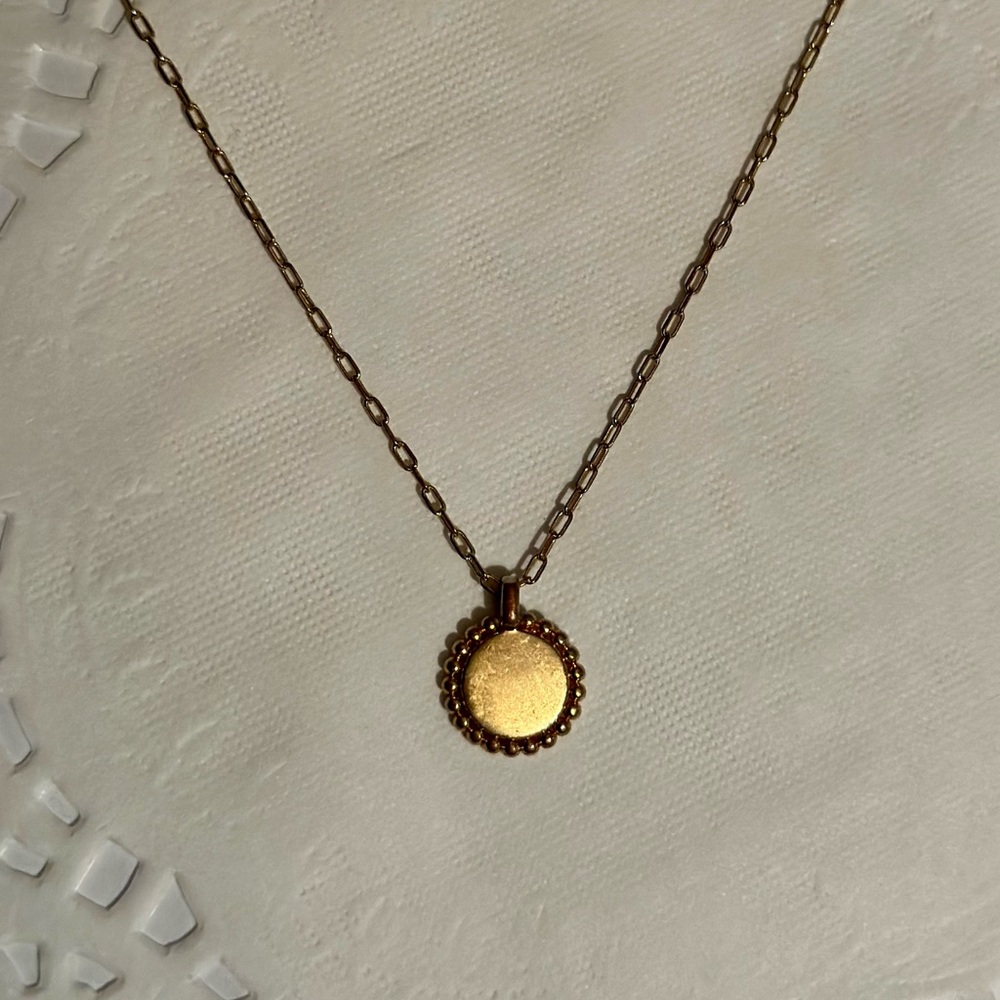Elegant Gold Pendant Necklace
